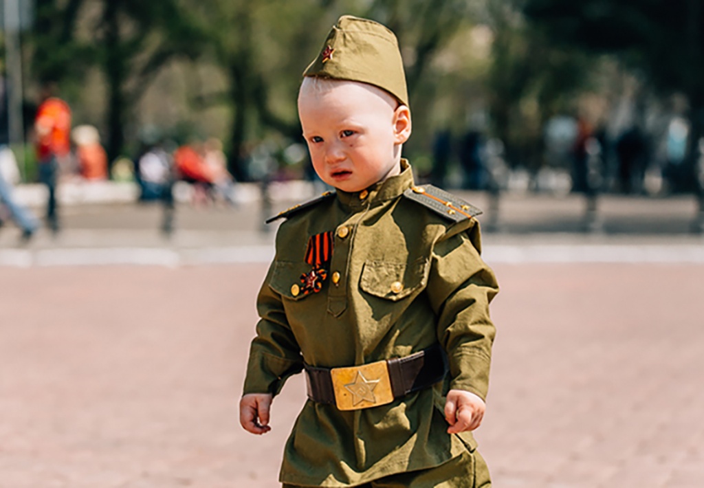 Мальчик в гимнастерке рисунок